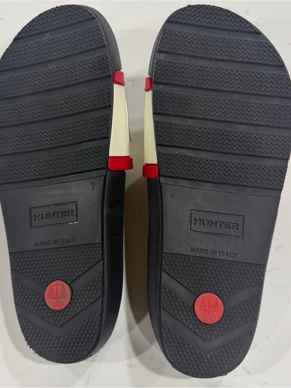 HUNTER • SLIDES - Picture 3 of 5